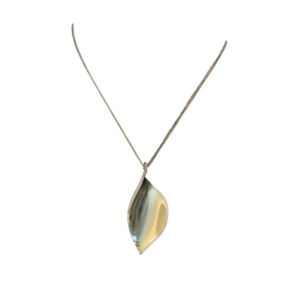 New York & Co silver toned twisted leaf pendant necklace SKUJ040